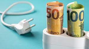 Stekkerdoos met een biljet van 50 euro en 100 euro ingerold.