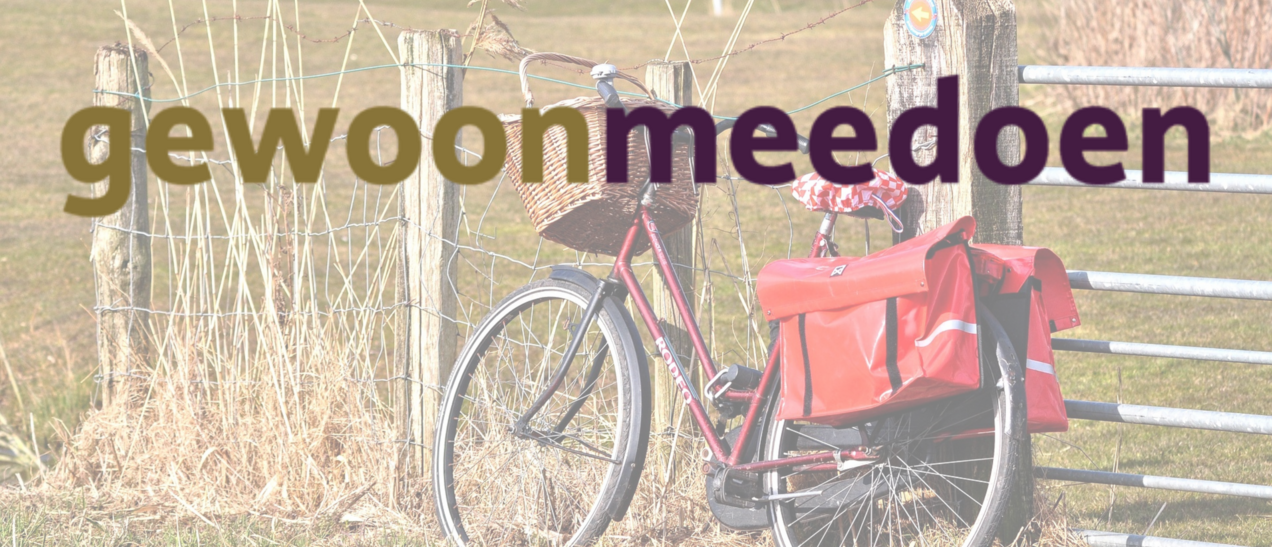 Header nieuwsbrief GewoonMeedoen met op de achtergrond een fiets met fietstassen en fietsmand tegen een hek van een weiland