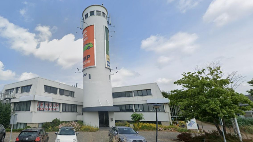 Witte toren op de Rijksweg in Naarden (foto van google streetview)